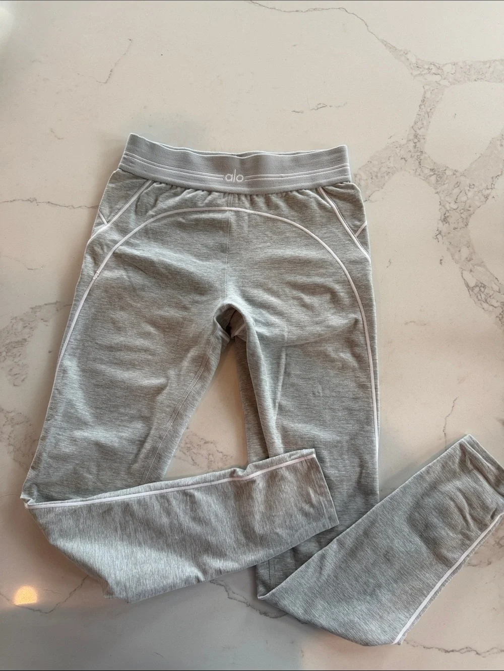 ALO Yoga Alosoft Light Gray Leggings with White Piping